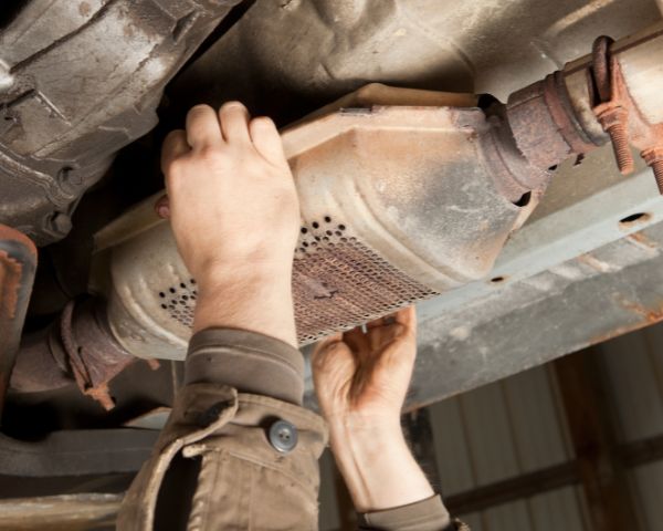 sprawdzanie stanu katalizatora samochodowego