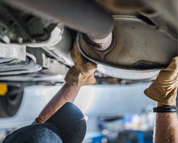 Jak redukuje się hałas w układzie wydechowym?